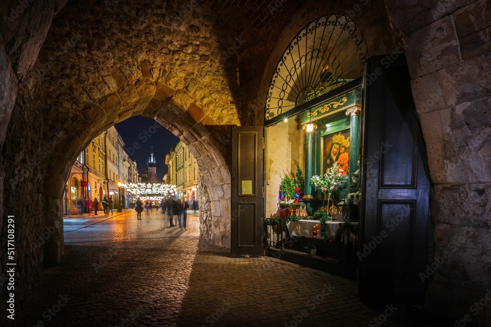 Fototapeta premium Przejście pod Bramą Floriańską w Krakowie z kapliczką Matki Boskiej