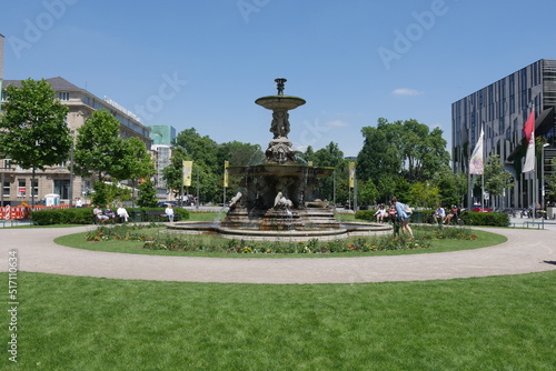 Schalenbrunnen an der Königsallee in Düsseldorf