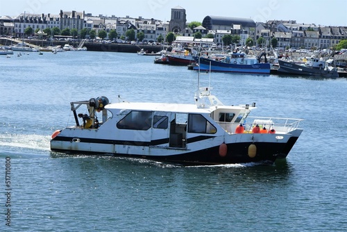 Bateau de pêche rentrant au port .