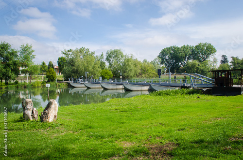 Принти на полотні Un ponte di barche che attraversa il fiume Piave lungo la Via Postumia, cammino