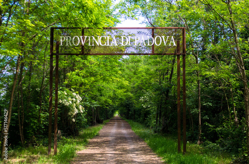 Un cartello indica l’ingresso nella provincia di Padova in un tratto della pista ciclabile Treviso Ostiglia dove passa la Via Postumia, cammino che parte da Aquileia e arriva a Genova