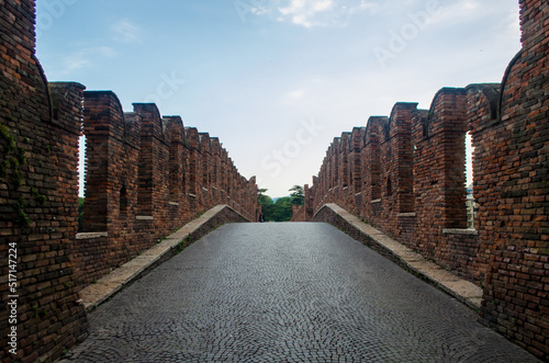 Il ponte scaligero di Verona che attraversa il fiume Adige lungo la Via Postumia, cammino che parte da Aquileia e arriva a Genova