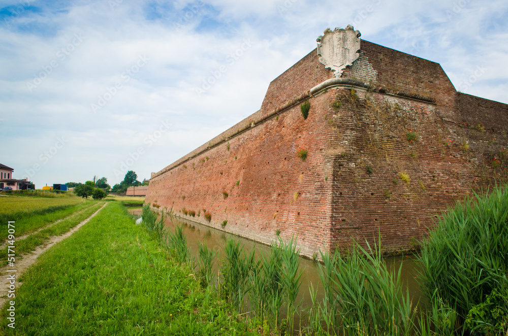 La cinta muraria rinascimentale di Sabbioneta, patrimonio Unesco, lungo la Via Postumia, cammino che parte da Aquileia e arriva a Genova