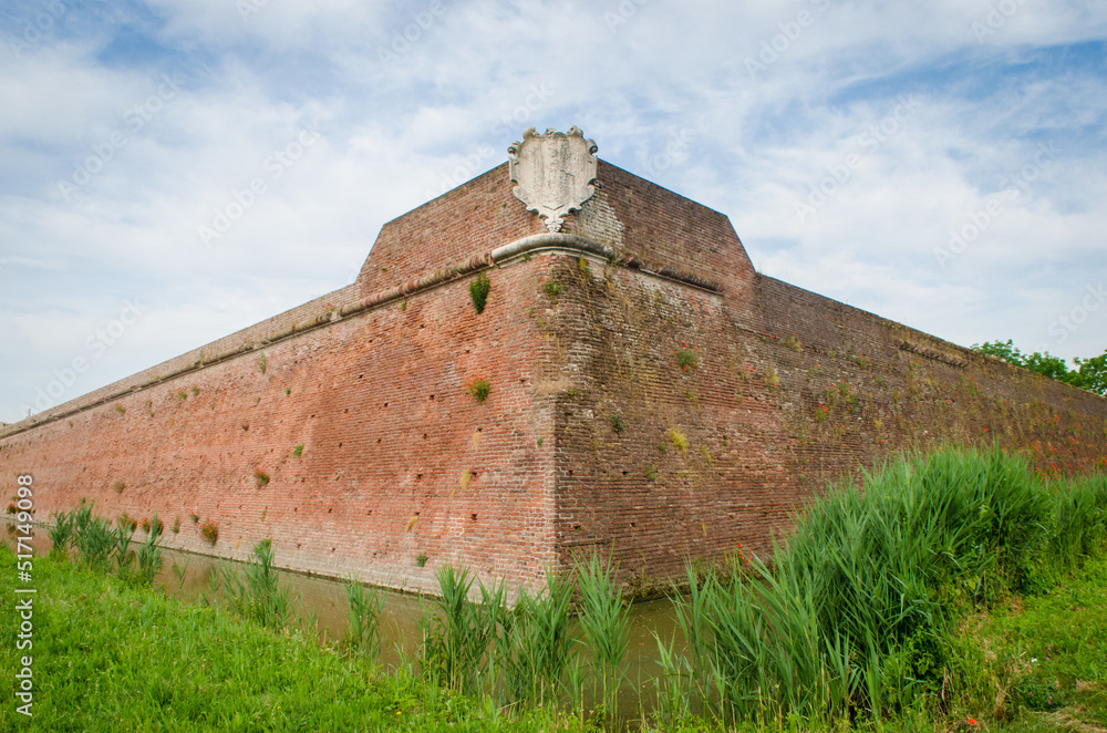 La cinta muraria rinascimentale di Sabbioneta, patrimonio Unesco, lungo la Via Postumia, cammino che parte da Aquileia e arriva a Genova La cinta muraria rinascimentale di Sabbioneta, patrimonio Unesco, lungo la Via Postumia, cammino che parte da Aquileia e arriva a Genova