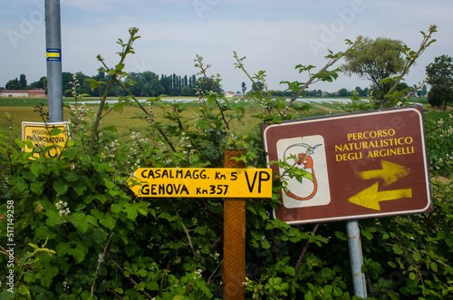 Un palo con le distanze in chilometri per Casalmaggiore e Genova, punto di arrivo della Via Postumia