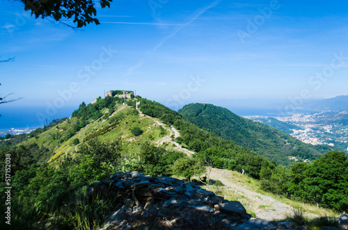 Il sentiero che segue il crinale dei forti militari che sovrasta Genova lungo la Via Postumia, cammino che parte da Aquileia e arriva a Genova, in direzione di Forte Sperone