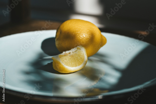 pokrojona cytryna, świeże owoce leżą na talerzu © Jacek Pobłocki