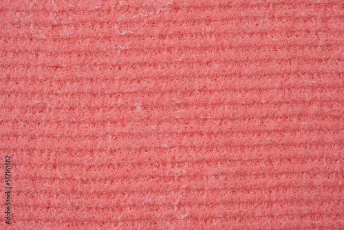 Panno spugna rosa da pulizia con righe orizzontali, vista superiore, macro photo