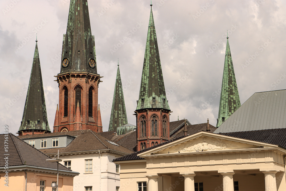 Oldenburger Wahrzeichen im Fokus; Lambertikirche und Schlosswache vom Schlossplatz gesehen