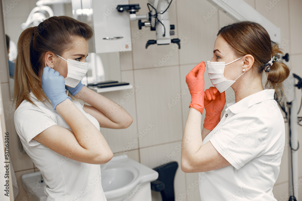 Dentists are waiting for the patient Dentists are waiting for the patient