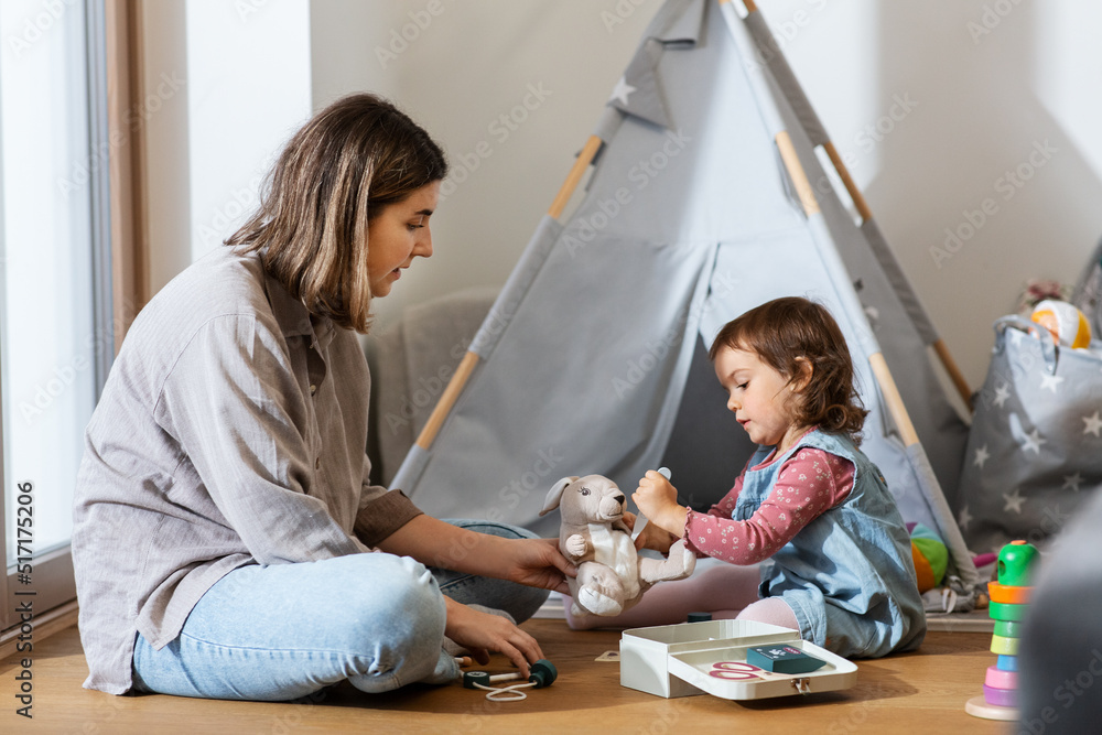 Φωτογραφία family, leisure and people concept - happy mother and little baby daughter playi