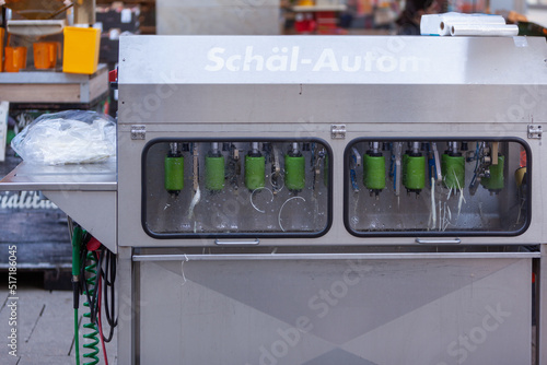 Spargel Schäl-Automat auf einem Markt im Einsatz