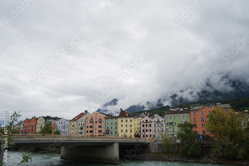Edificios de colores a lado de un rio  - Innsbruck, Austria.