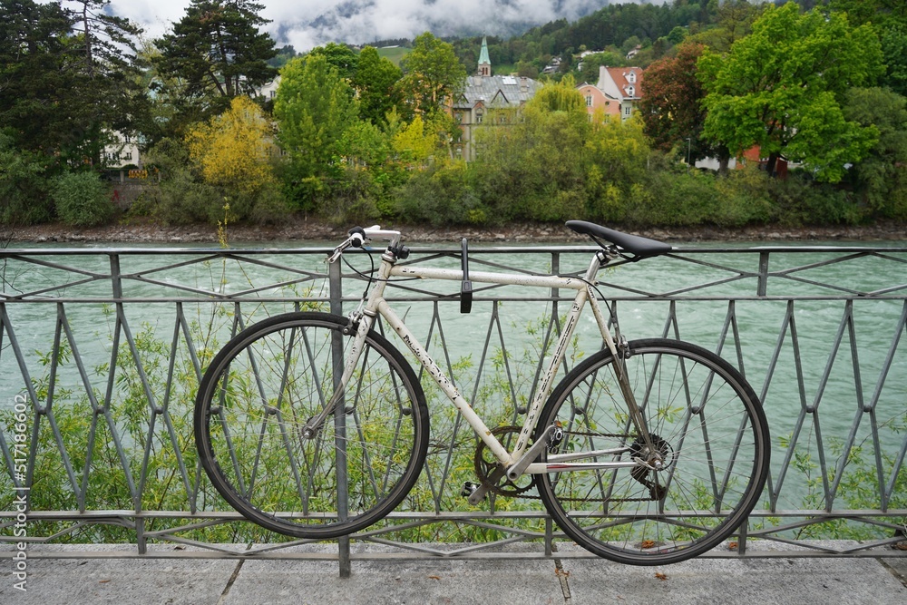 Bicicleta a lado del rio - Innsbruck, Austria 