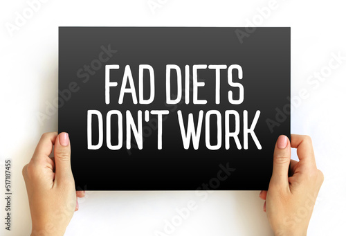 Fotografia Fad Diets Don't Work text quote, concept on card