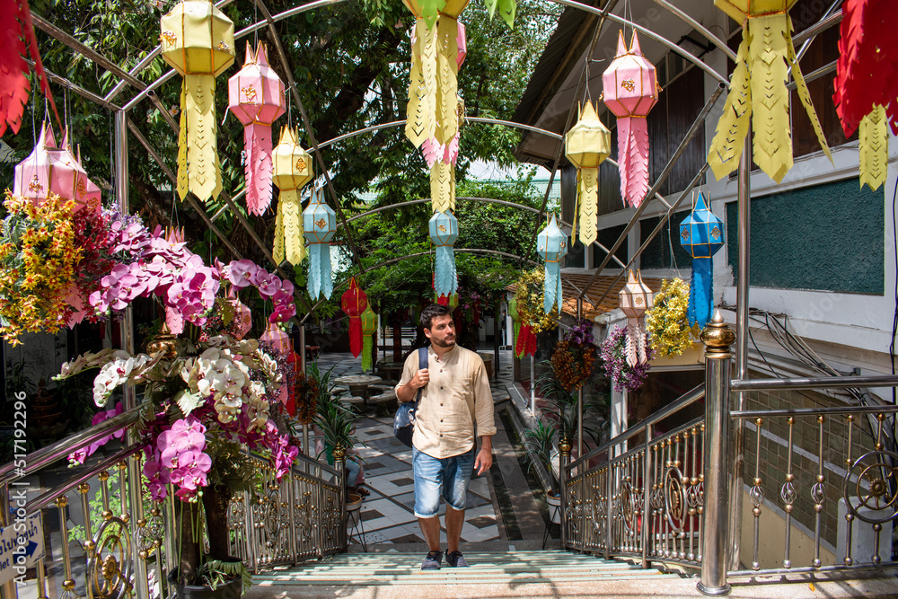 Hombre viajero descubriendo alrededores del templo Doi Suthep, en Chiang Mai