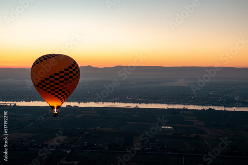 Passeio de balão sobre o Rio Nilo no deserto do Egito photo