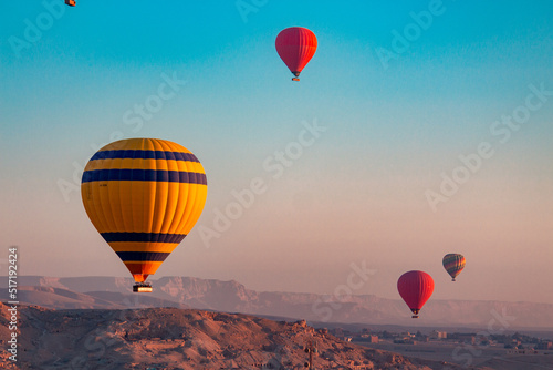 Passeio de balão sobre o Rio Nilo no deserto do Egito photo