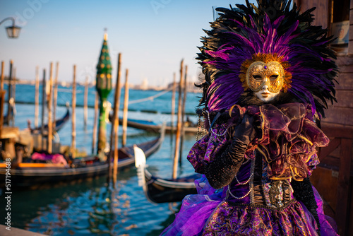 maschera donna Venezia photo