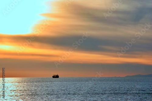 Schiff am Horizont bei Sonneuntergang © Peter