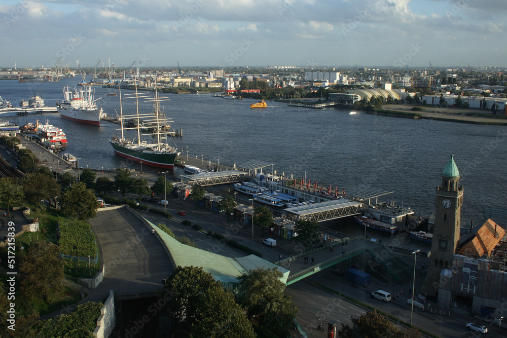 Hamburg Hafen Landungsbrücken - Hamburg Harbour Landungsbrücken.