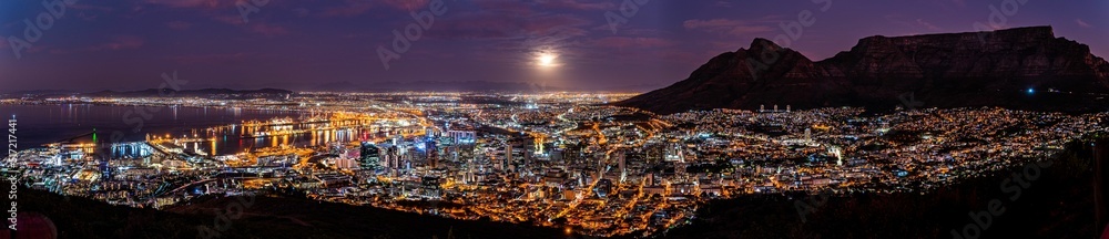Naklejka premium Panoramic view of Cape Town Skyline at night