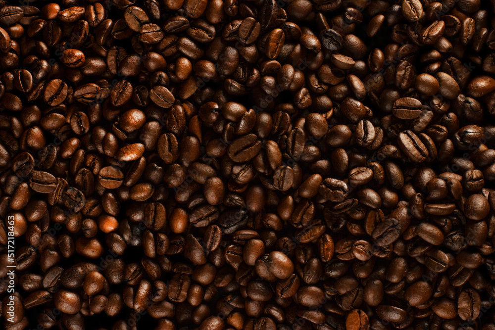 Obraz premium Roasted coffee beans. Coffee beans with low key light layout
