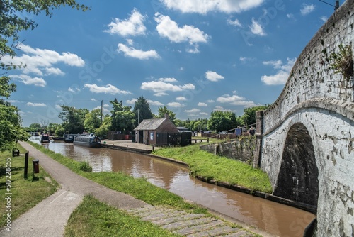 Schilderij op canvas Nantwich Canal Marina Bridge Arch Sunny Day Landscape