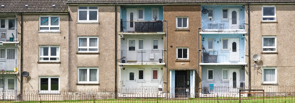 Φωτογραφία Derelict council house in poor housing estate slum with many social welfare issu