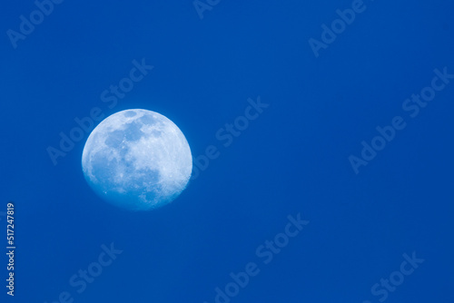 Luna llena con cielo azul