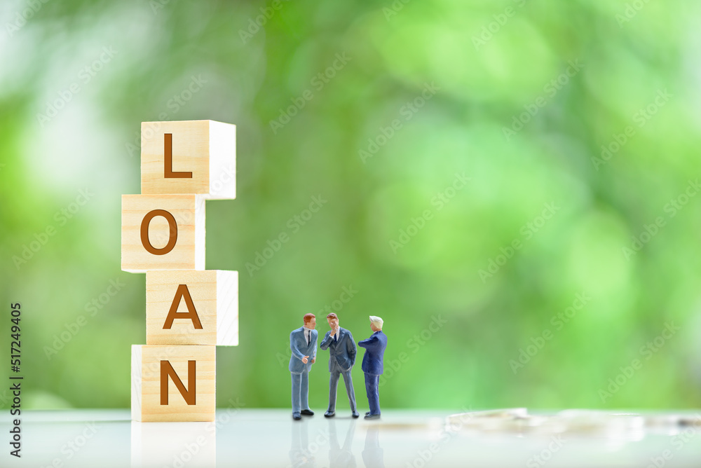 Fototapeta premium Loan agreement between a lender and borrowers, financial concept : Miniature businessmen negotiate loan terms and discuss about the company's credit and loan profile. CFO confer on repayment terms.
