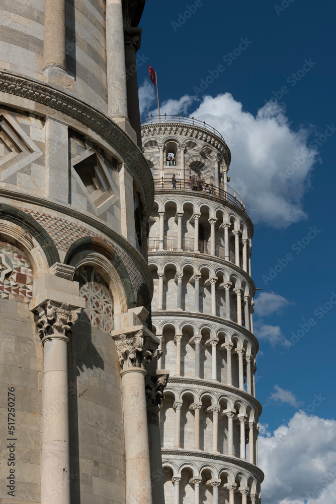 Detail des schiefen Turmn von Pisa mit dem Dom Santa Maria Assunta im Anschnitt