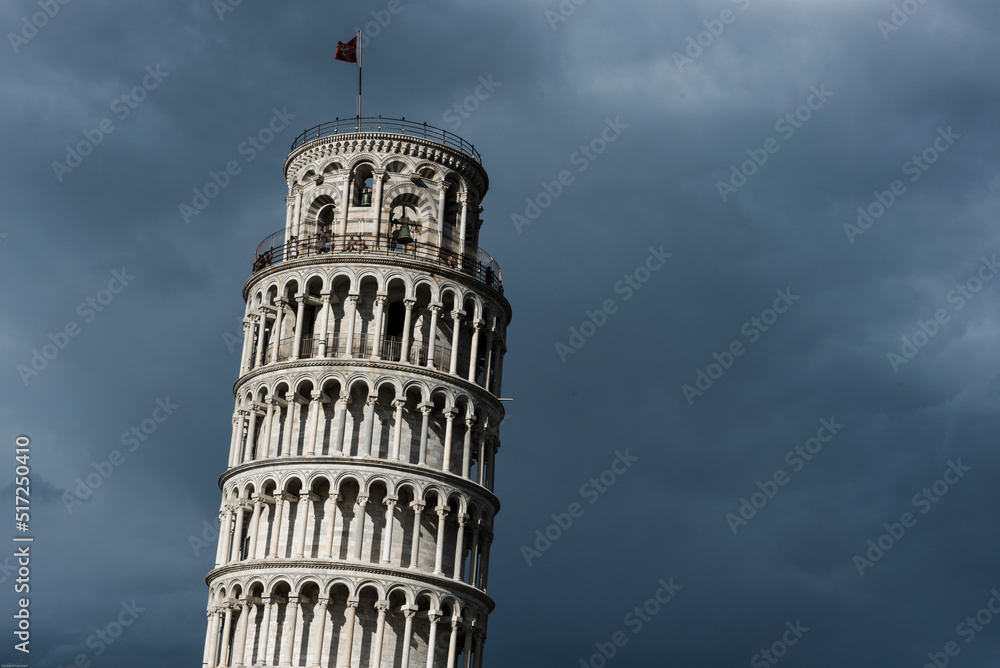 Der schiefe Turm vom Pisa vor dunklen Wolken