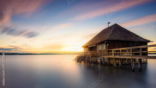 Foto a beautiful sunset at a boathouse on the Ammersee in Bavaria