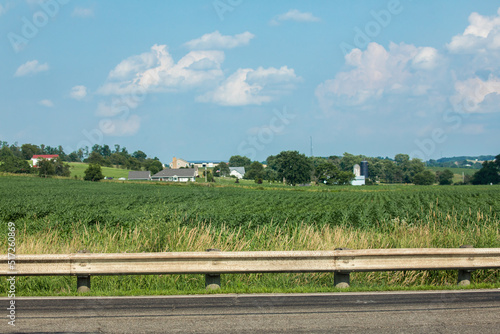 Foto Guard rail with a cornfield in the background in Ohio's peaceful Amish country