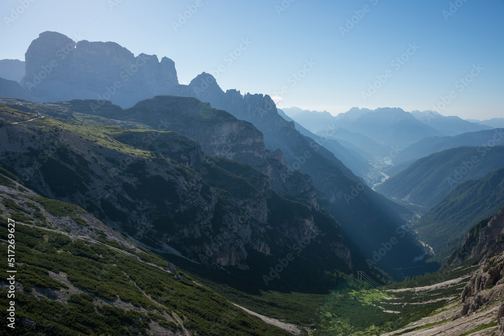Valles y montañas en las Dolomitas de Auronzo en el noreste de Italia