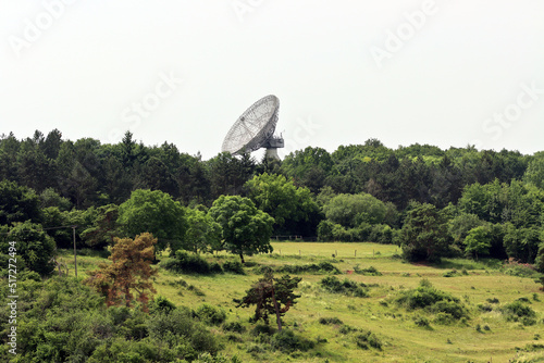 Blick vom Naturschutzgebiet Kuttenberg auf Radioteleskop Stocker