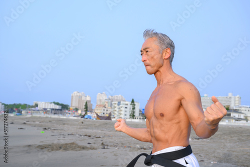 日本人　シニア　中高年　男性　空手　武道の稽古 photo