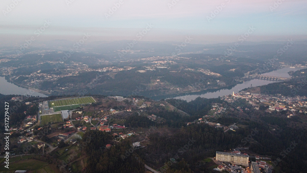 Vista aérea de drone sobre o Rio Douro, Vila Nova de Gaia (Portugal)