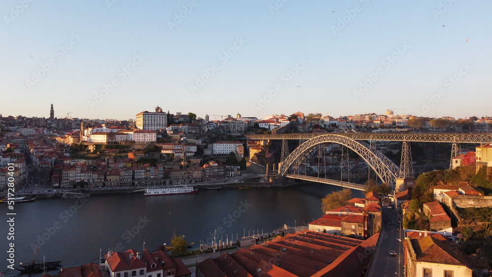 Fototapeta premium Vista aérea de drone sobre a Ponte Dom Luís, Porto (Portugal)