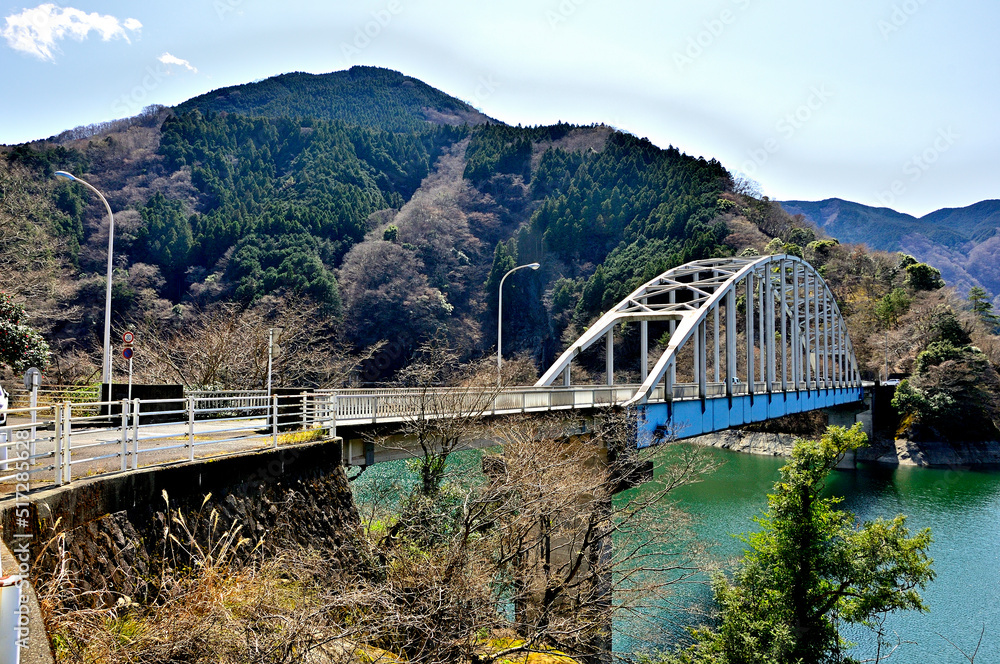 Obraz premium 神奈川県山北町 丹沢湖に架かる世附大橋と太郎小屋山 神奈川県山北町 丹沢湖、世附大橋、奥左が太郎小屋山（六郎） 