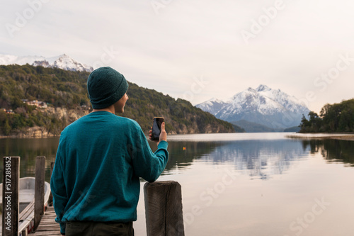 Niño enviando un mensaje a su madre durante un paseo por el Parque Nacional Nahuel Huapi en la ciudad de San Carlos de Bariloche, Argentina. 