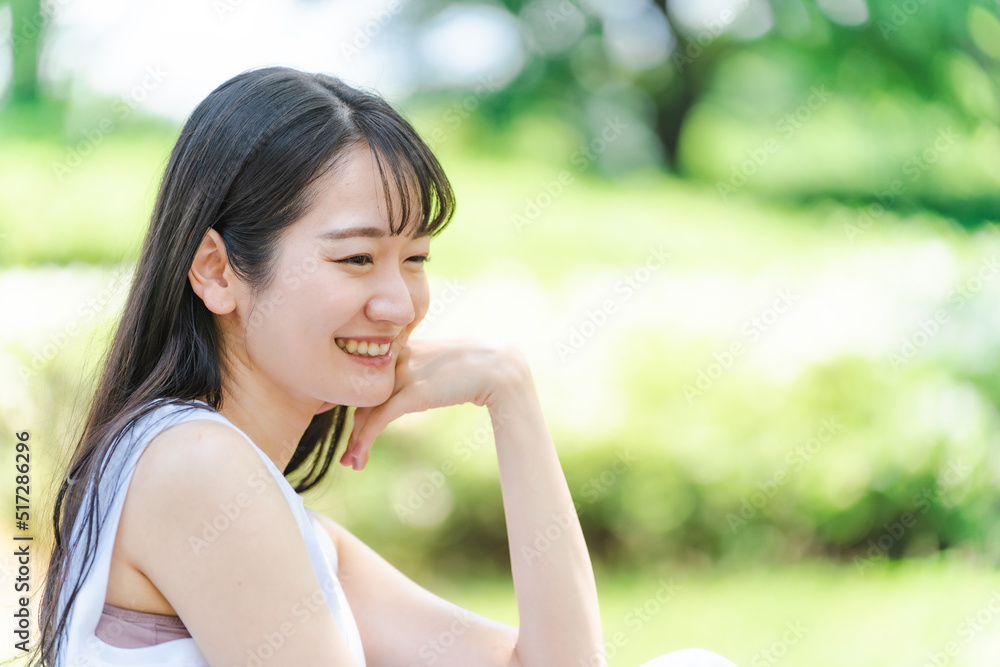 新緑の中で頬杖をつく日本人女性(美容・環境・エコ・サスティナブル)
新緑の中で頬杖をつく日本人女性(美容・環境・エコ・サスティナブル)