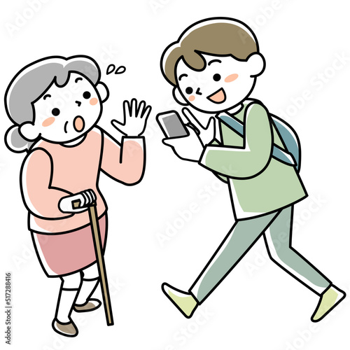 歩きスマホをする若者とぶつかりそうになって驚くシニア女性