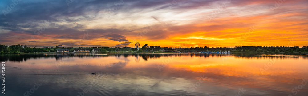 Obraz premium Willen Lake sunset panorama in Milton Keynes. England