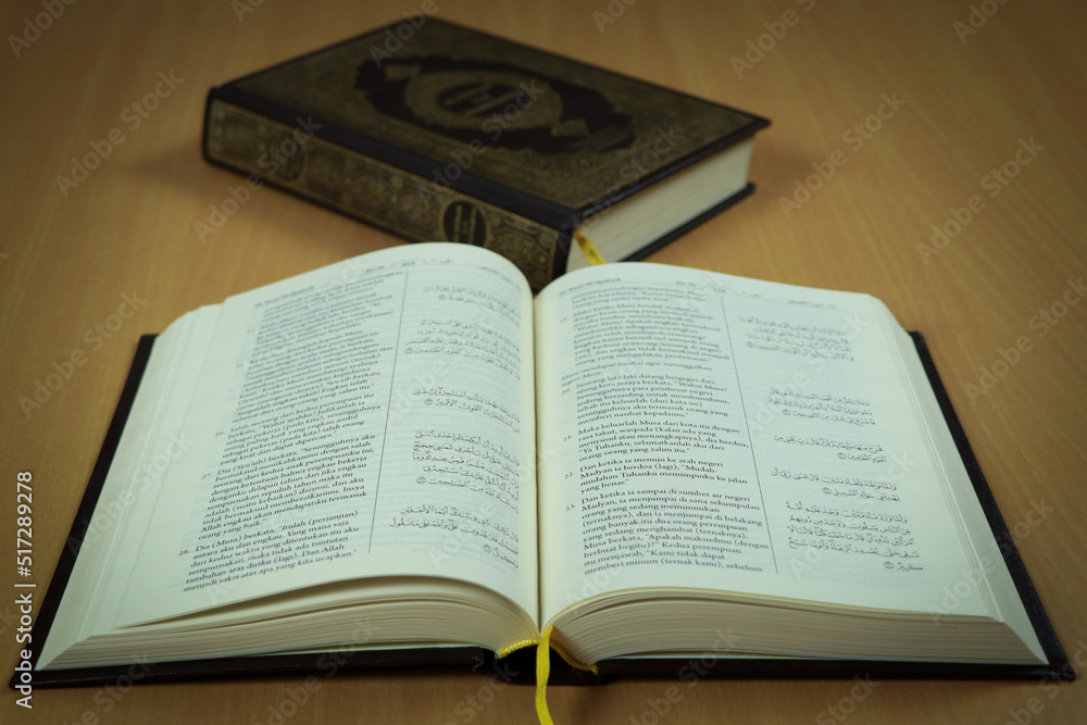 Obraz premium the holy quran on a brown wooden table