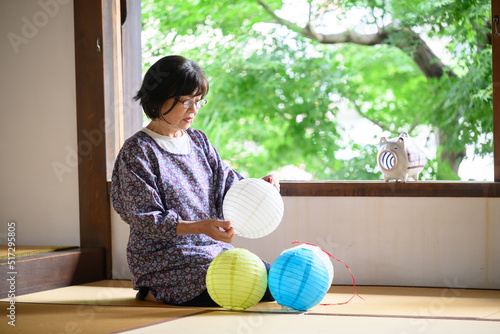 伝統工芸などをする高齢の女性	
 photo