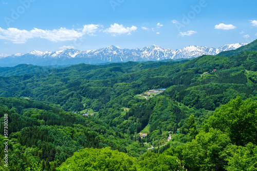 春山と山村