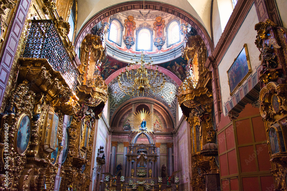 Obraz premium ケレタロの美しい教会内部