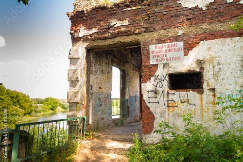Fototapeta Naklejka Na Ścianę i Meble -  Abandoned building with a sign 